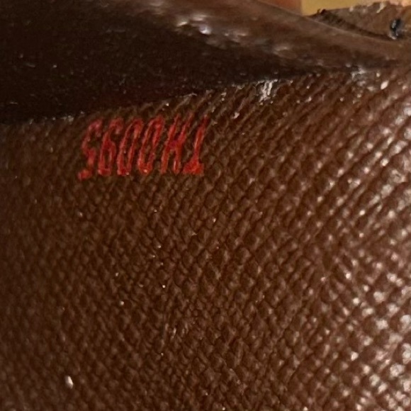 LOUIS VUITTON KEY HOLDER - Picture 6 of 9